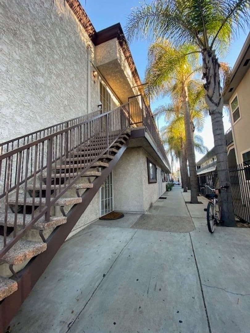Long Beach Apartment: 124 E. 12th Street