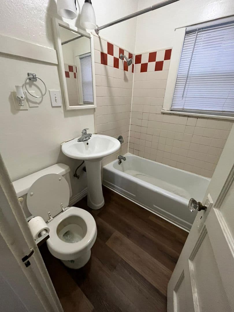 Long Beach Apartment: 1631 E. Florida St