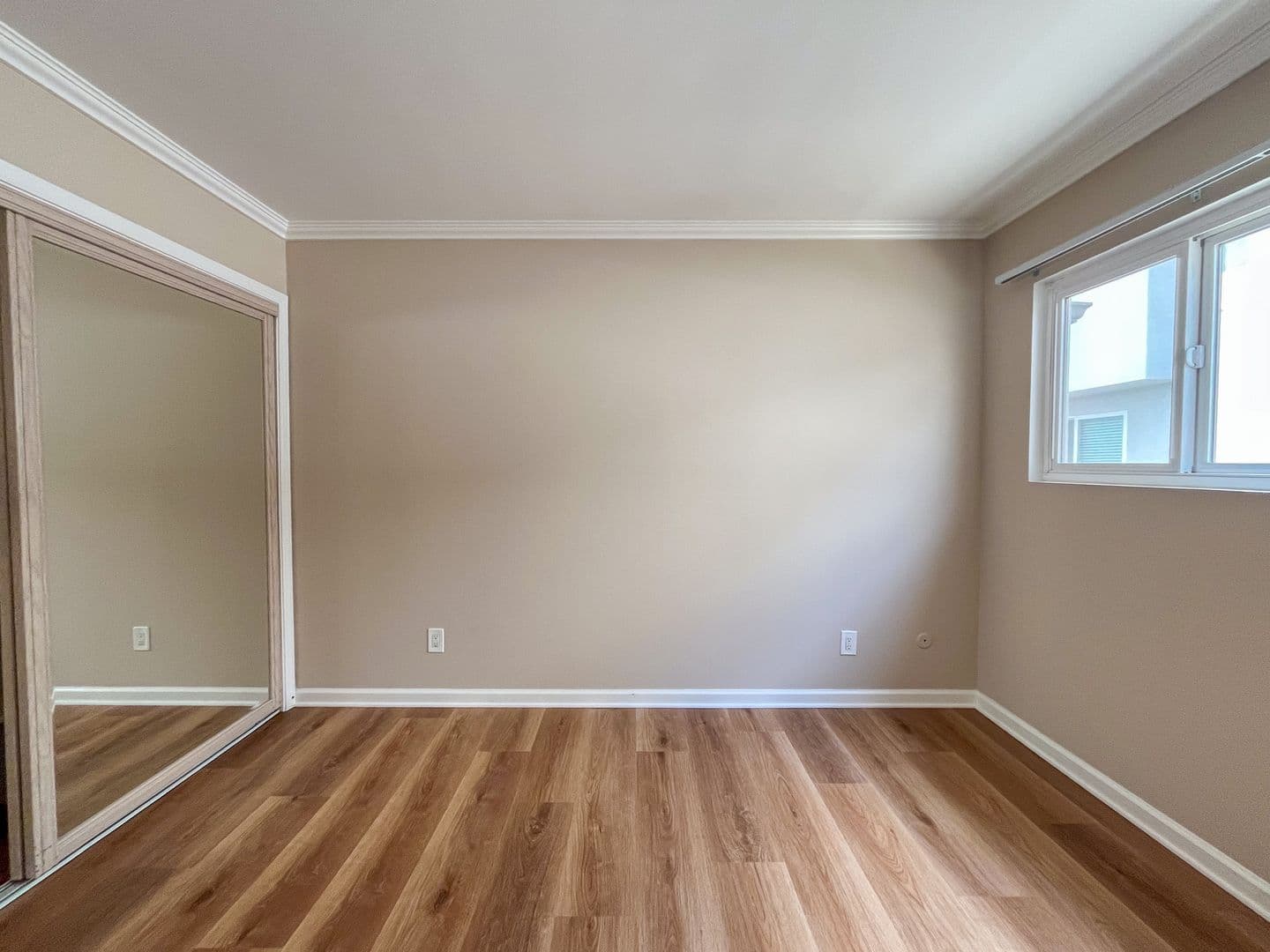 El Segundo Apartment: 221 Sheldon St
