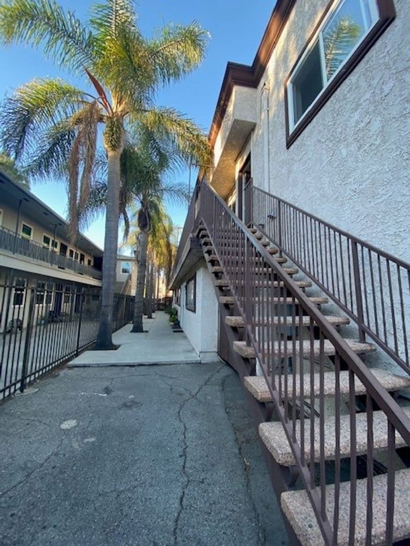 Long Beach Apartment: 124 E. 12th Street