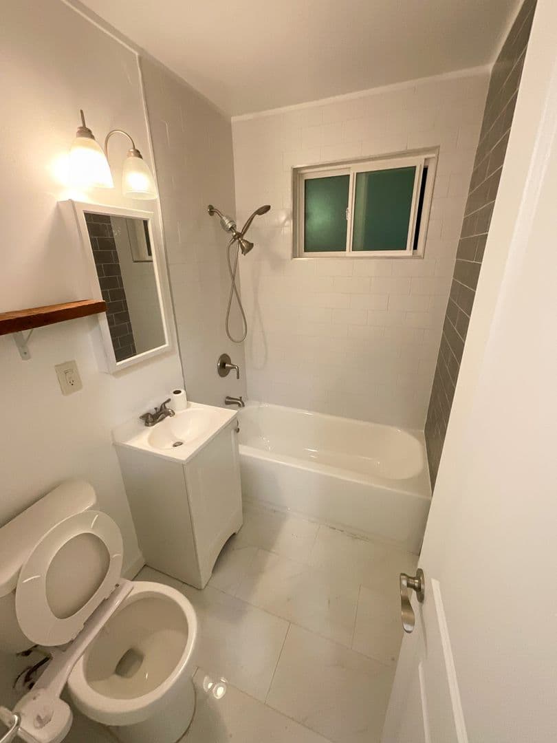 Los Angeles Apartment: 2652 Queen St