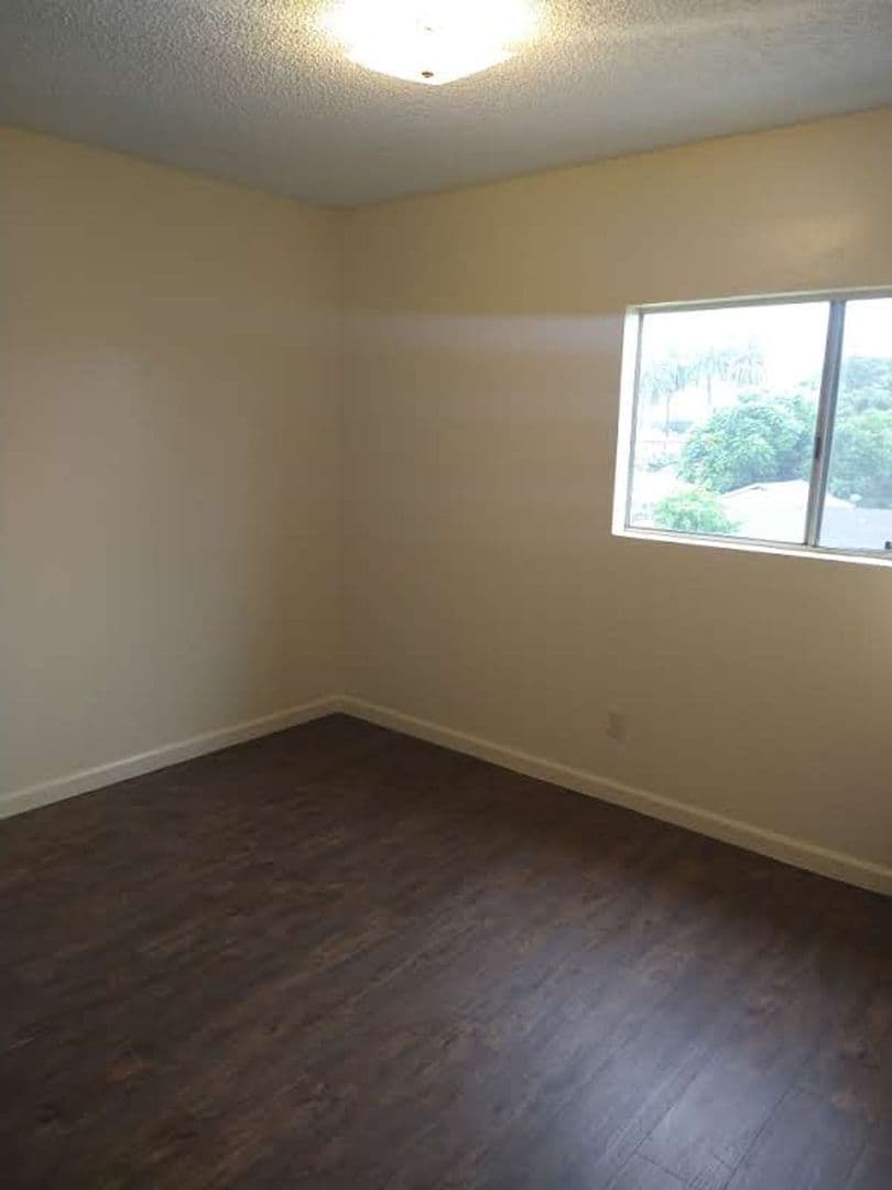 Los Angeles Apartment: 8209-8211 S. Broadway
