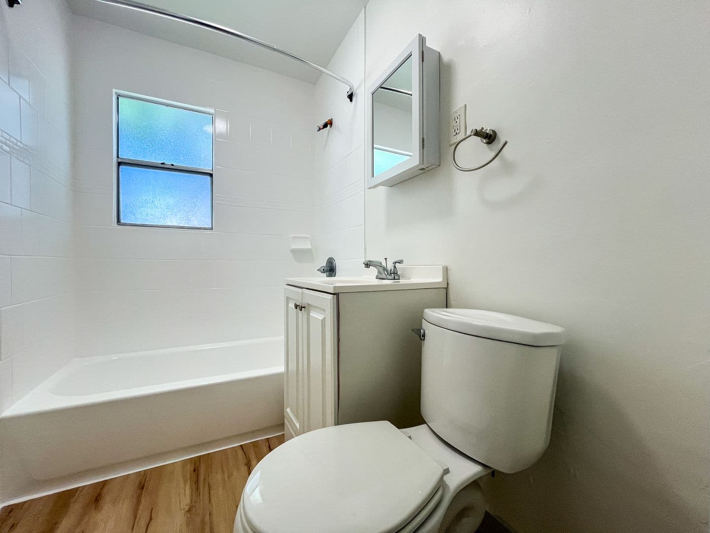 Long Beach Apartment: 551 Daisy Ave