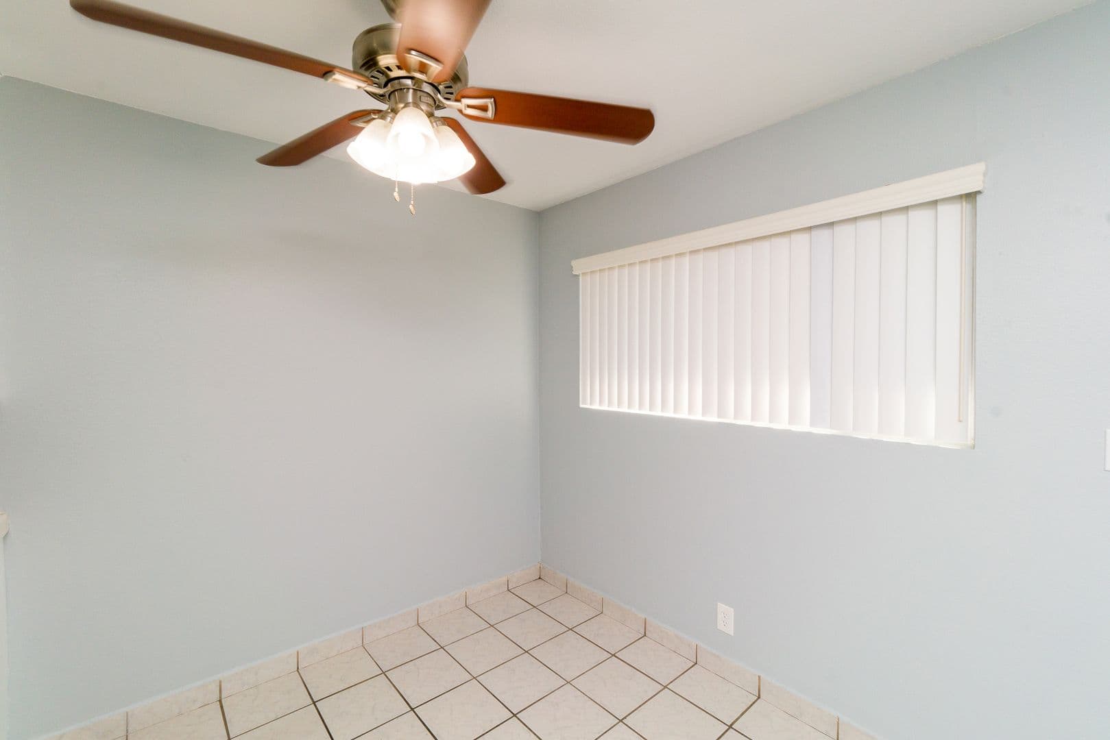Lawndale Apartment: 15209 Prairie Ave