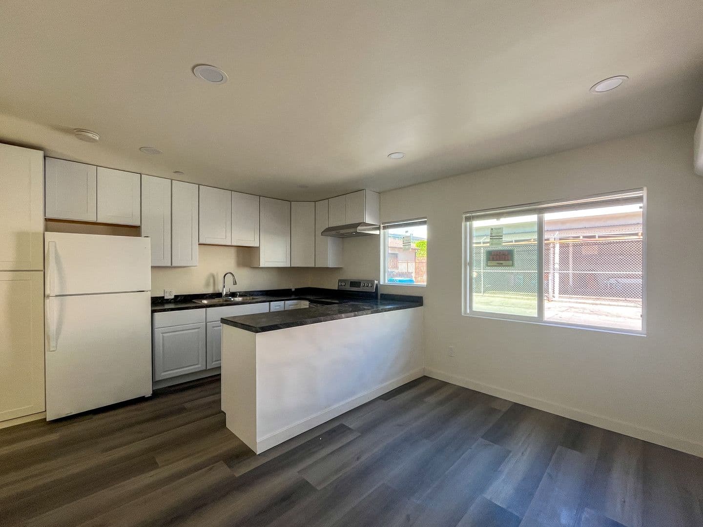 Inglewood Apartment: 702 S Walnut St