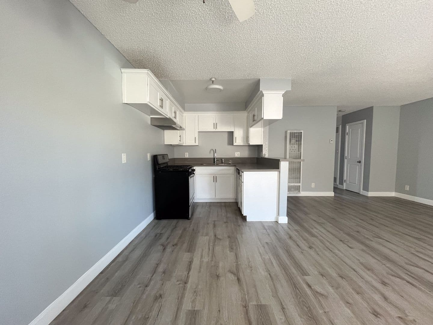 Hawthorne Apartment: 12521 Grevillea Avenue
