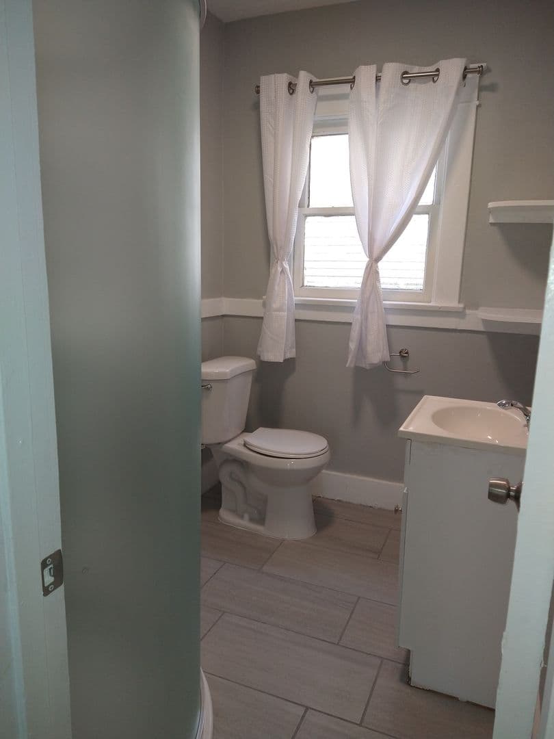 Long Beach Apartment: 1027-1031 Chestnut Avenue