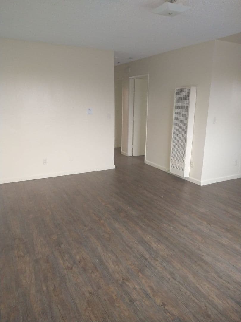 Los Angeles Apartment: 8209-8211 S. Broadway