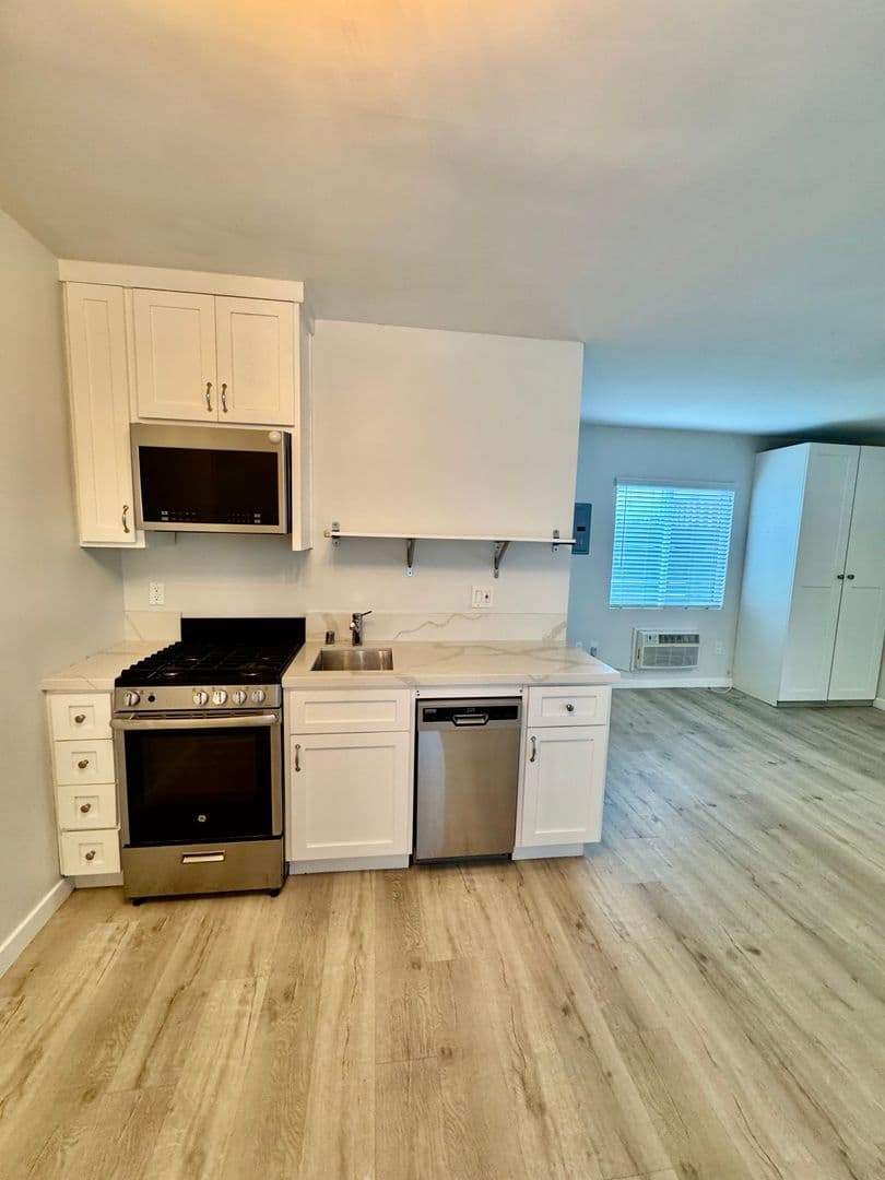 Inglewood Apartment: 613 S. Prairie Avenue