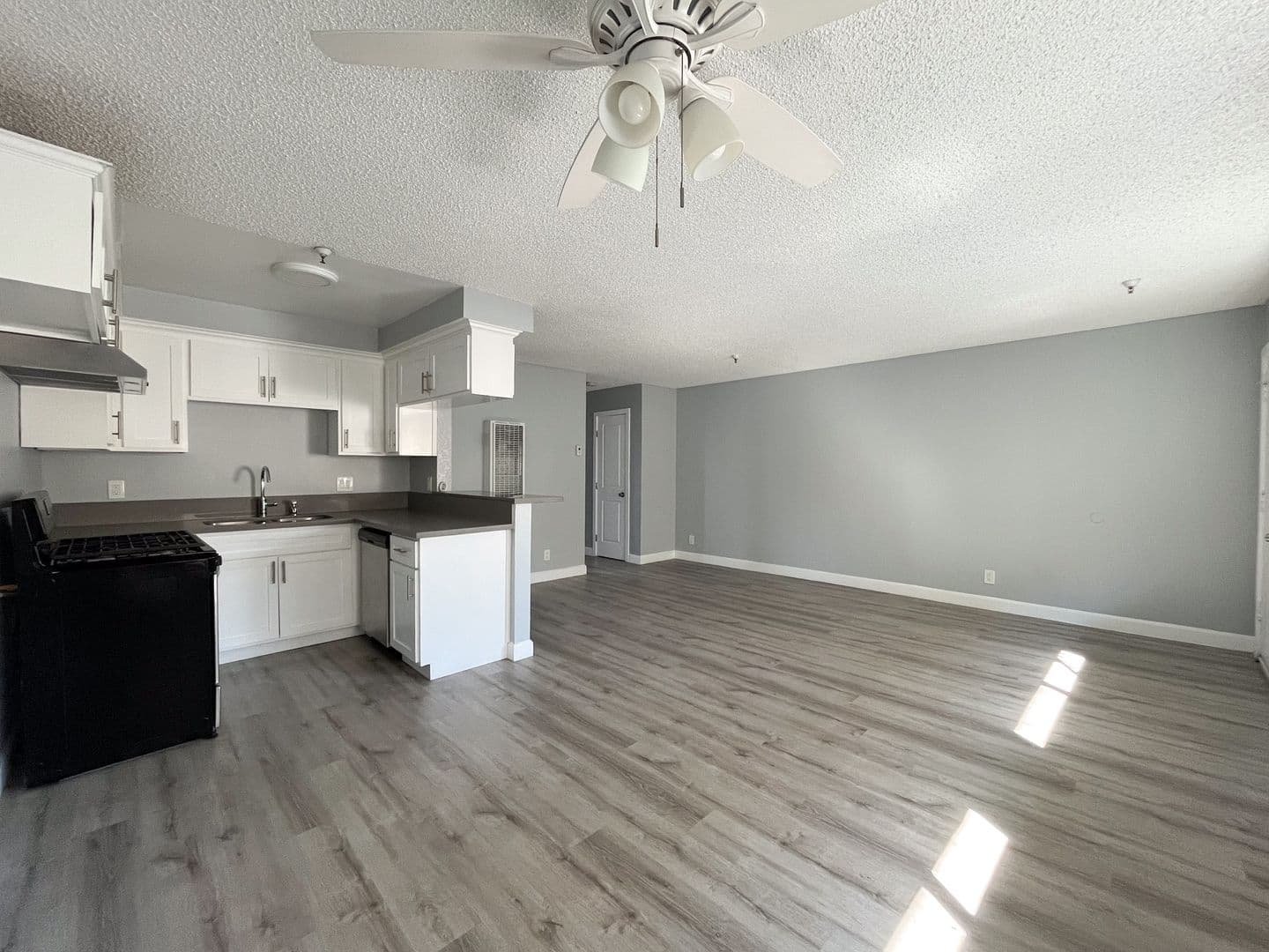 Hawthorne Apartment: 12521 Grevillea Avenue