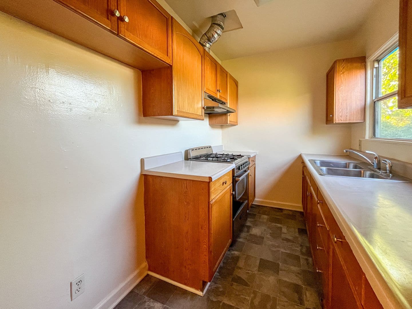 Los Angeles Apartment: 3741 S. Arlington Ave.