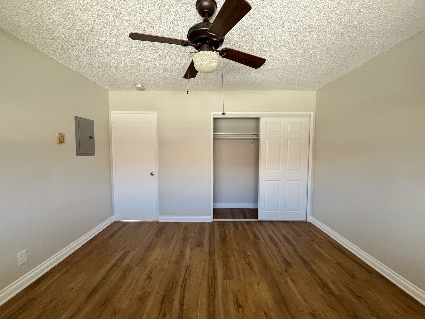 Long Beach Apartment: 372 Freeman Ave