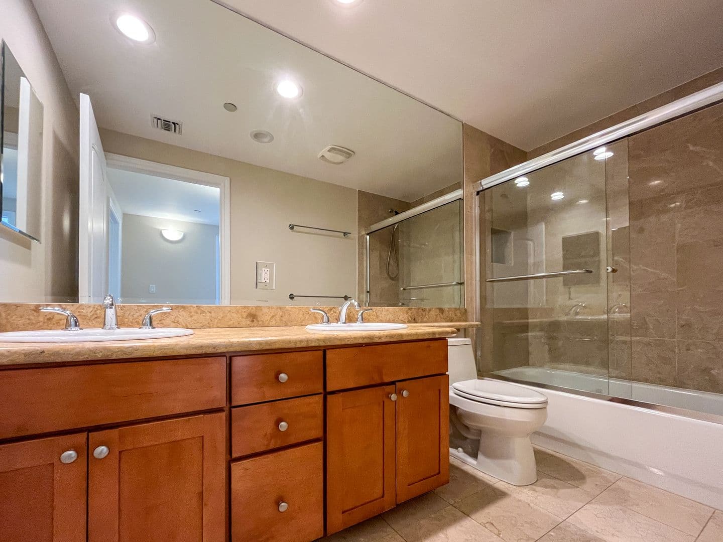 Los Angeles House: 1241 S Westgate Ave
