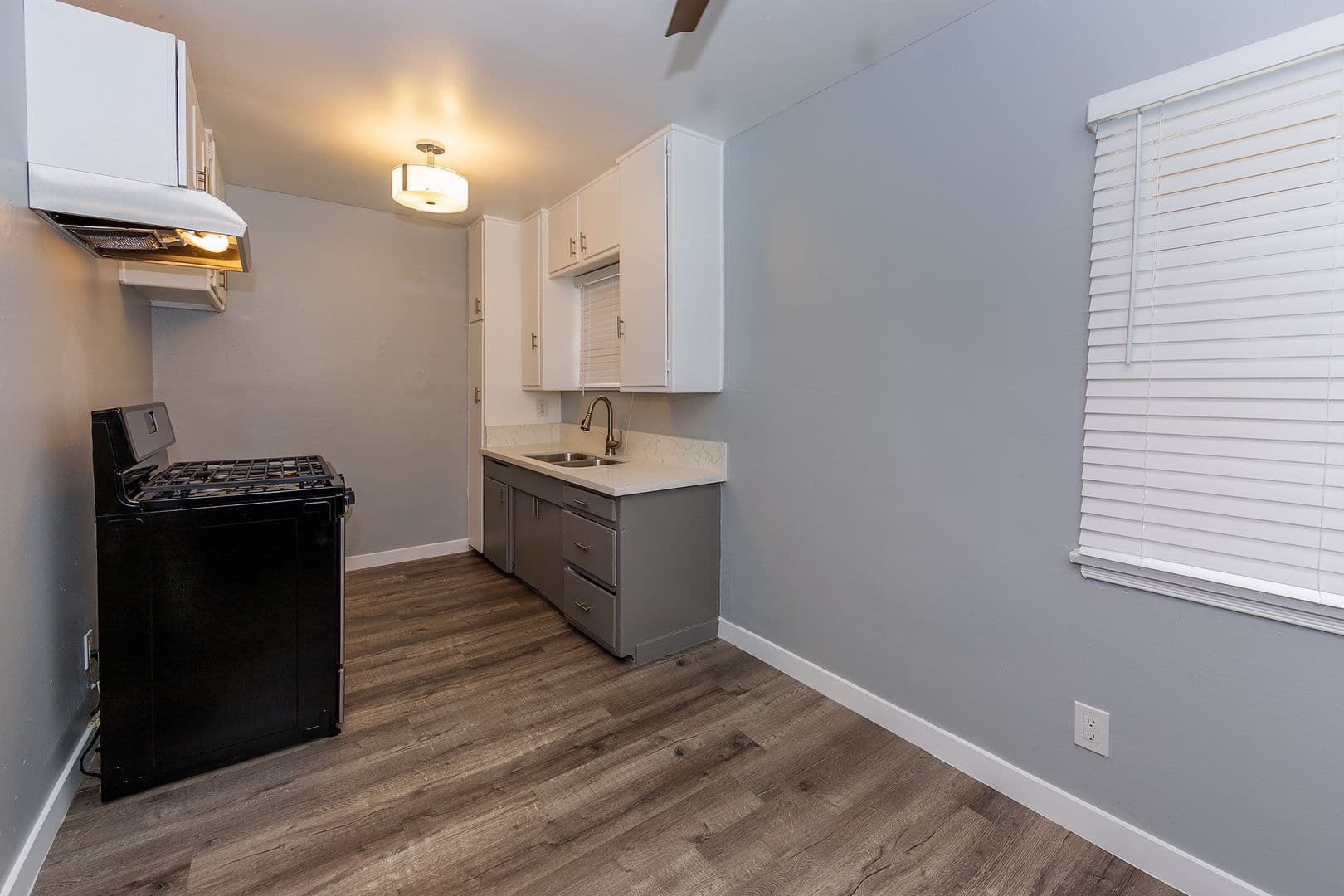 Long Beach Apartment: 1430 Chestnut Ave