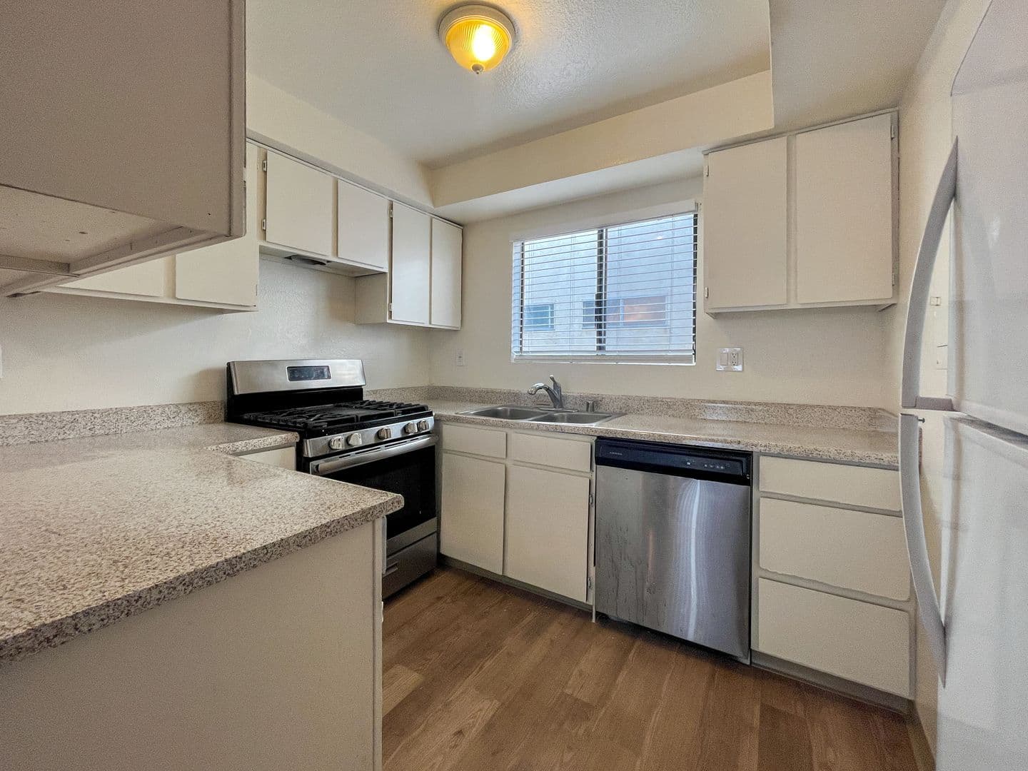 Hawthorne Apartment: 12909 Cordary Ave