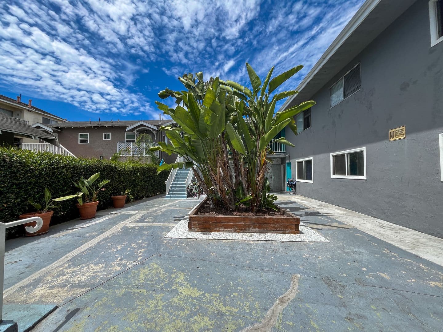 Long Beach Apartment: 905 Gaviota Avenue