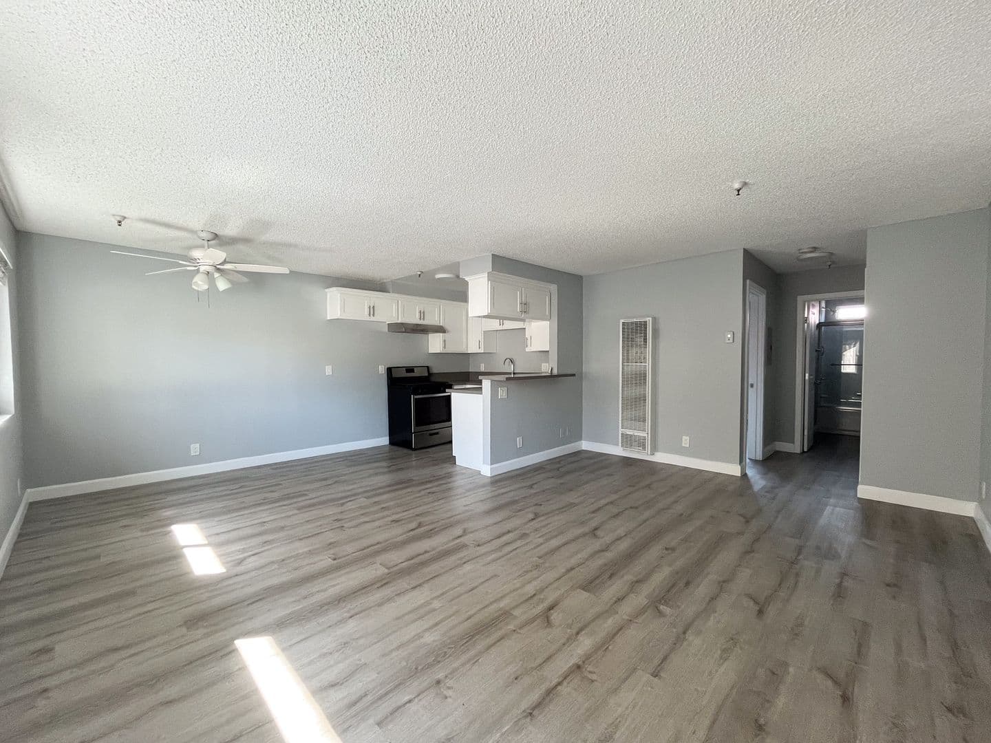 Hawthorne Apartment: 12521 Grevillea Avenue