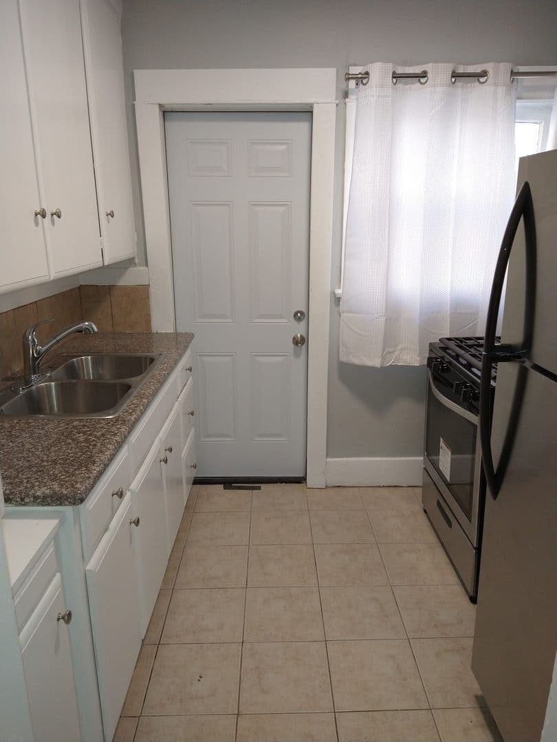 Long Beach Apartment: 1027-1031 Chestnut Avenue