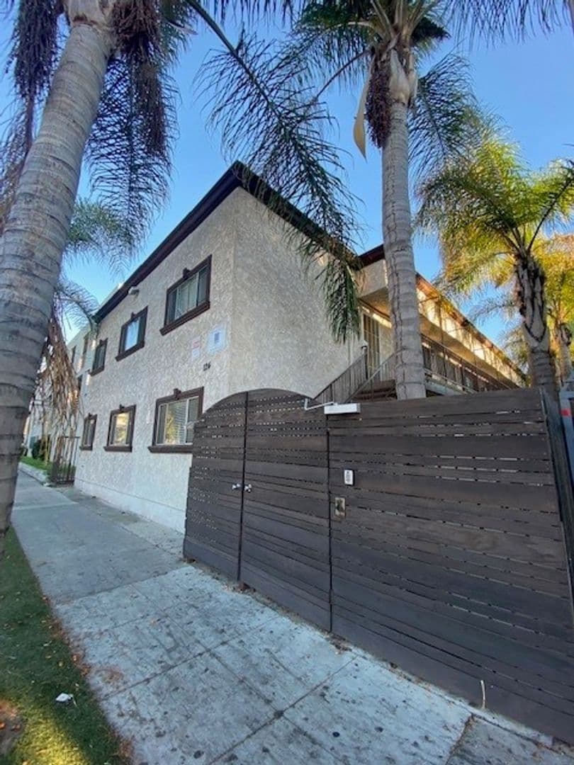 Long Beach Apartment: 124 E. 12th Street