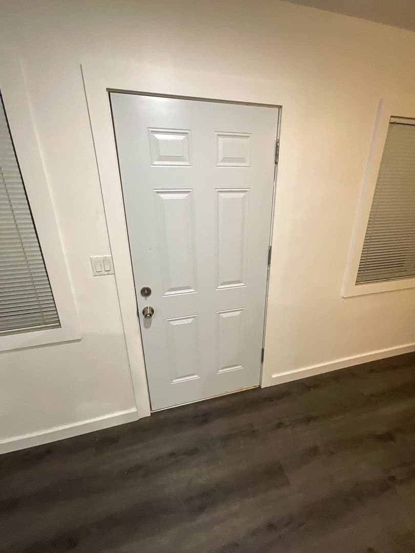 Los Angeles Apartment: 2652 Queen St