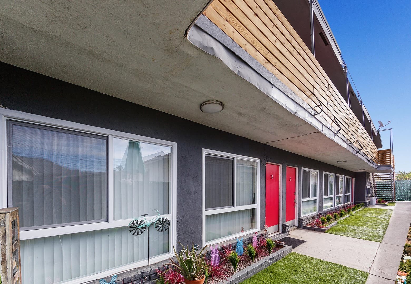 Long Beach Apartment: 2455 Pasadena Avenue