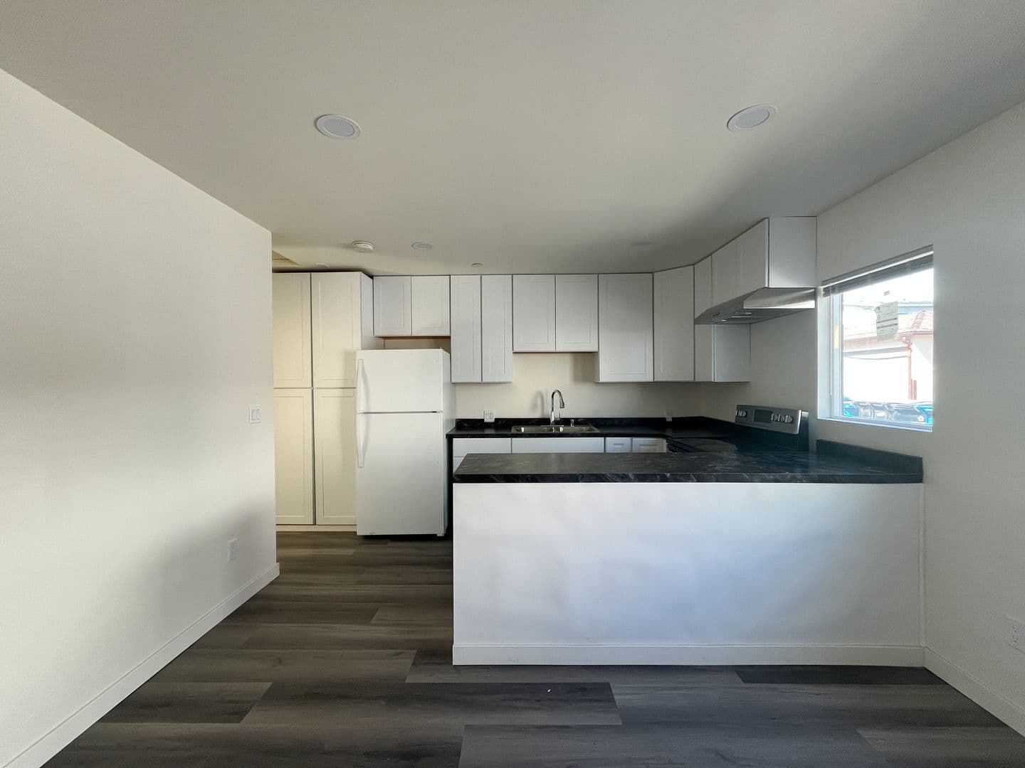Inglewood Apartment: 702 S Walnut St