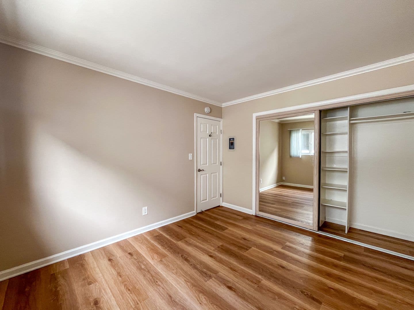 El Segundo Apartment: 221 Sheldon St
