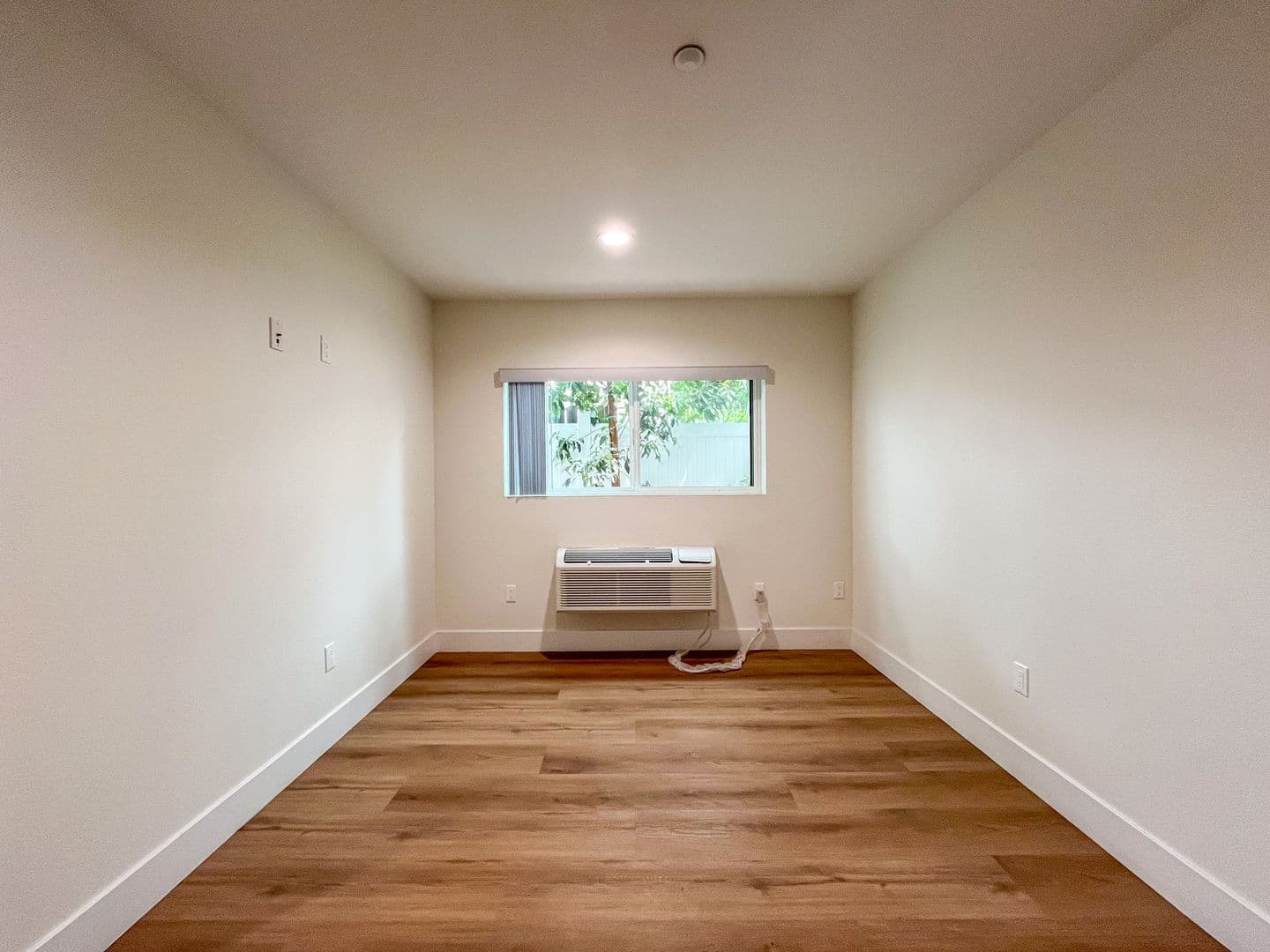 Los Angeles Apartment: 1627 E 92nd St