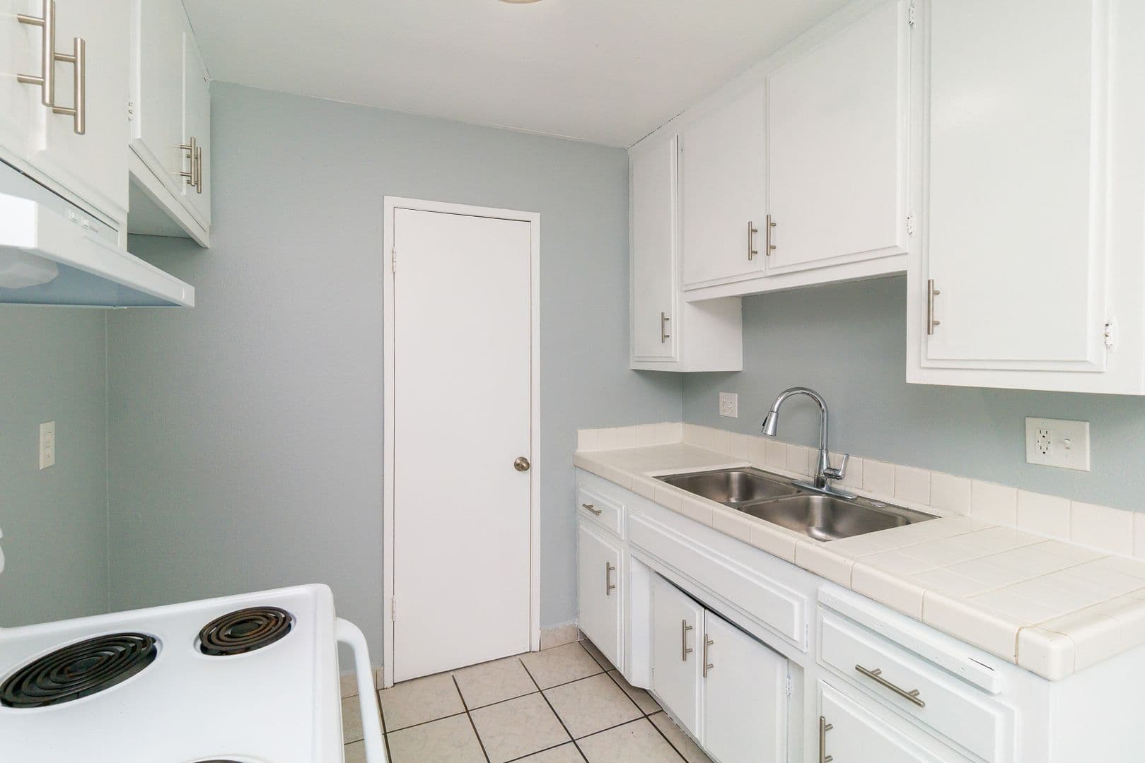 Lawndale Apartment: 15209 Prairie Ave