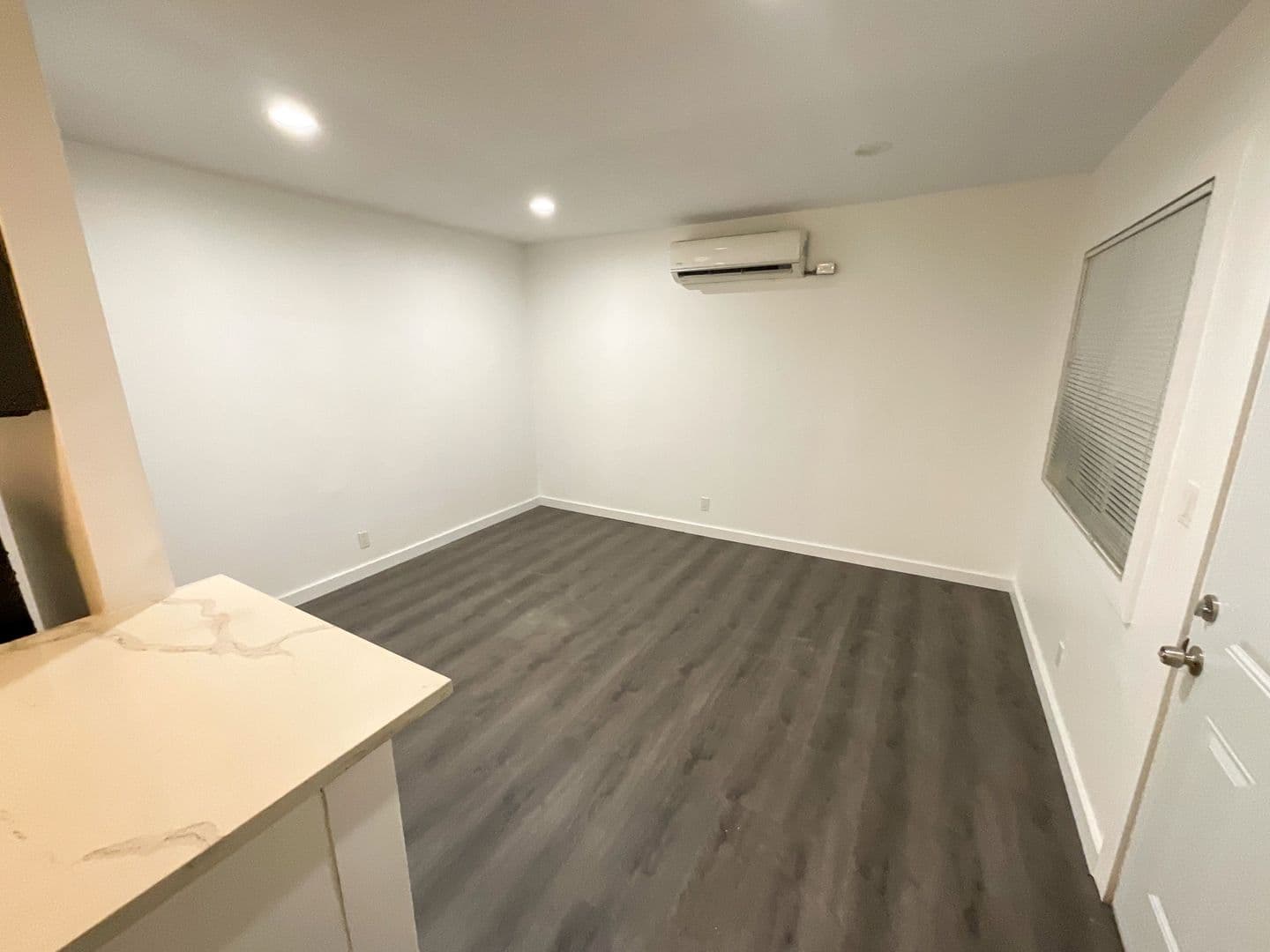 Los Angeles Apartment: 2652 Queen St