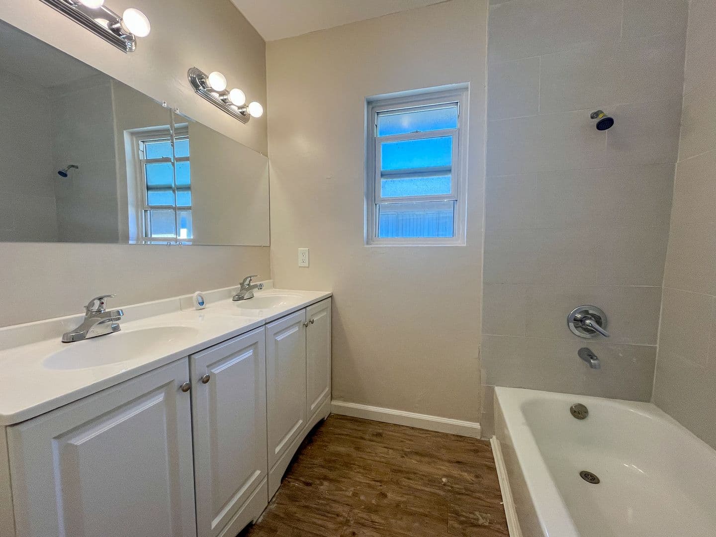 Anaheim Apartment: 1828 W. Glen Avenue