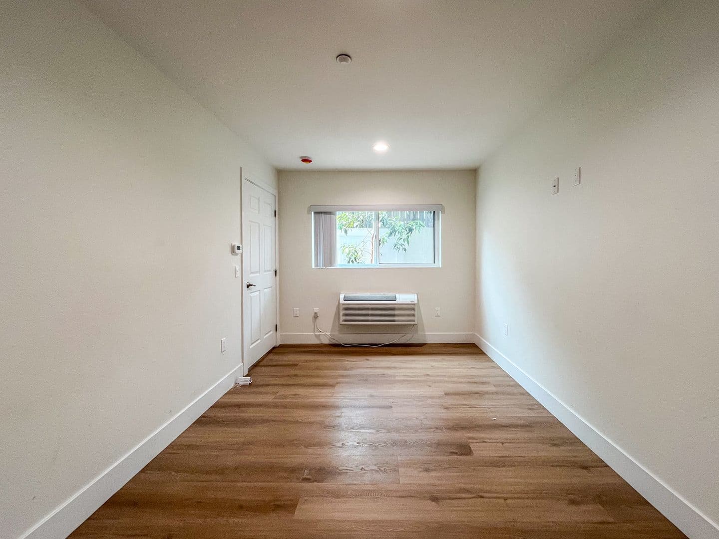 Los Angeles Apartment: 1627 E 92nd St