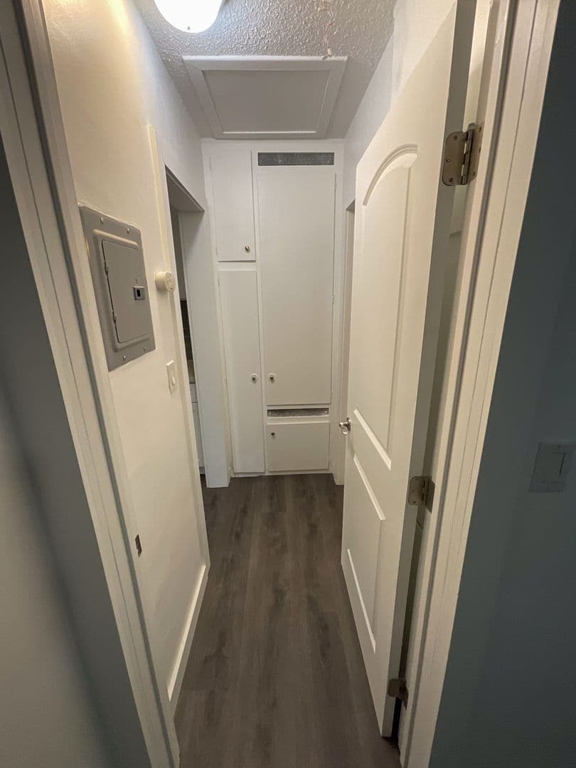 Los Angeles Apartment: 2652 Queen St
