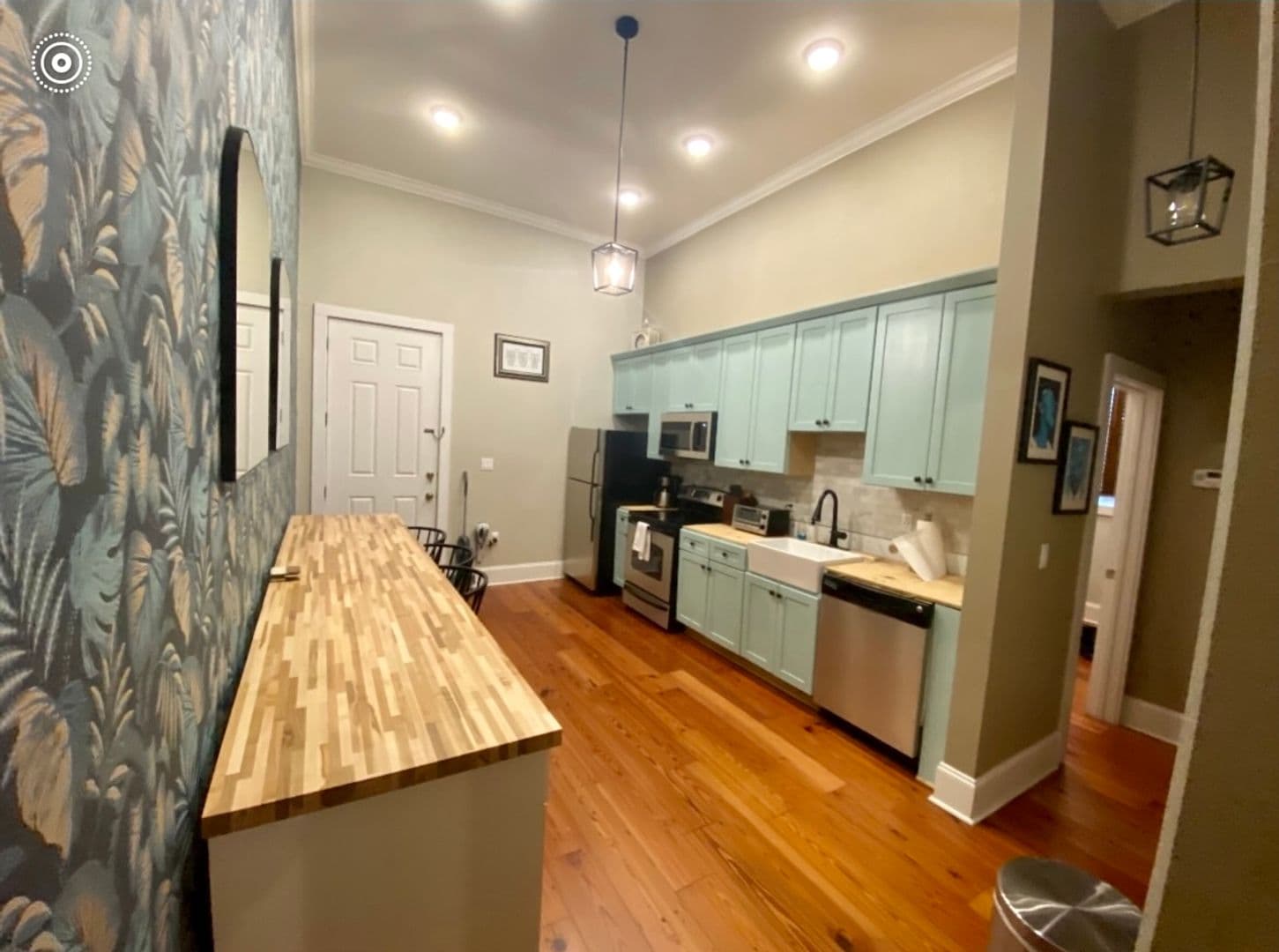 New Orleans House: 1544 Camp St. #1