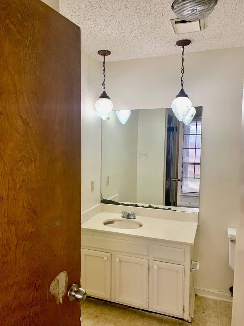 Baton Rouge Apartment: 16072-74, 16082-84 Derby