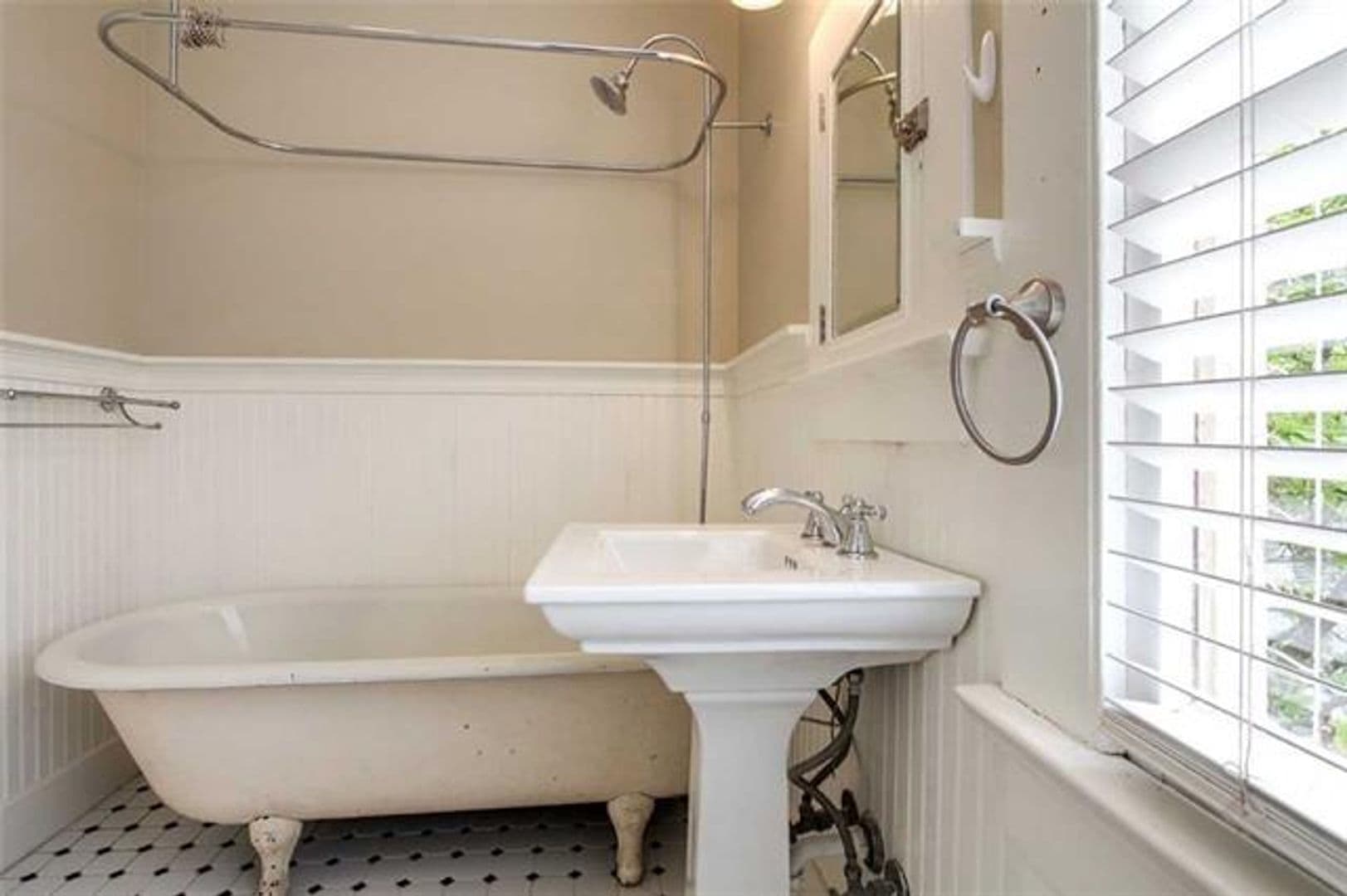 New Orleans Apartment: 227-229 Bermuda St.
