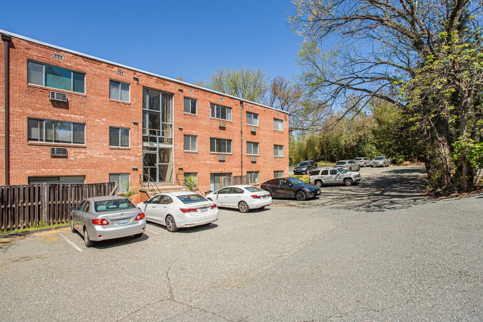 Washington Apartment: 4465 MacArthur Blvd NW