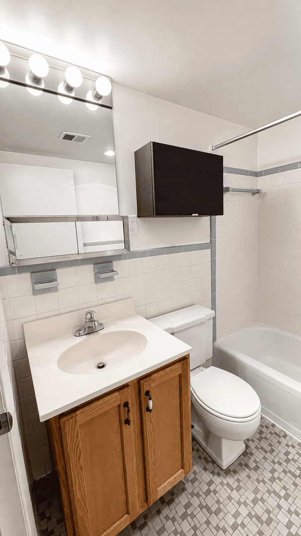 Washington Apartment: 4465 MacArthur Blvd NW