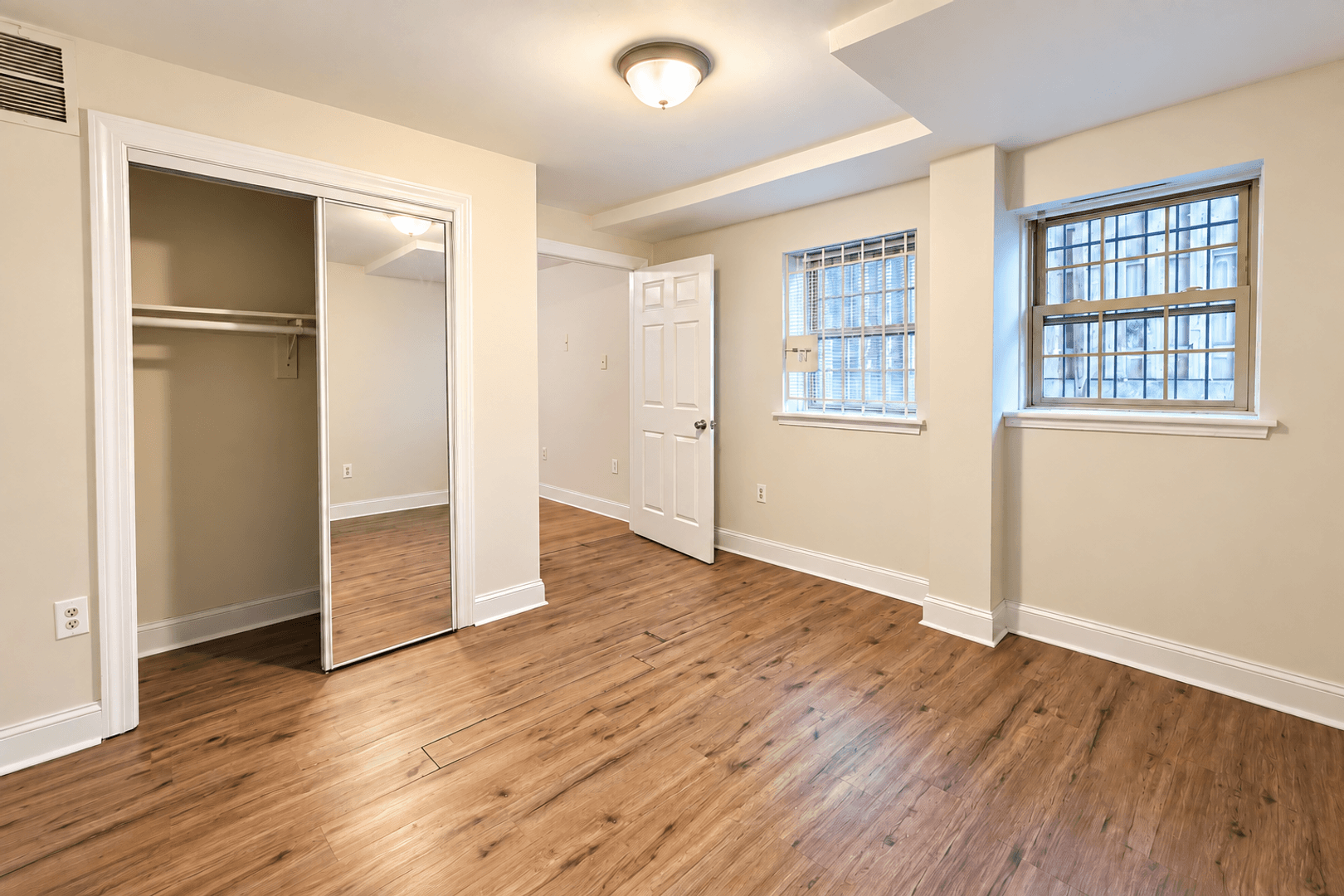Washington Apartment: 1111 Lamont St NW