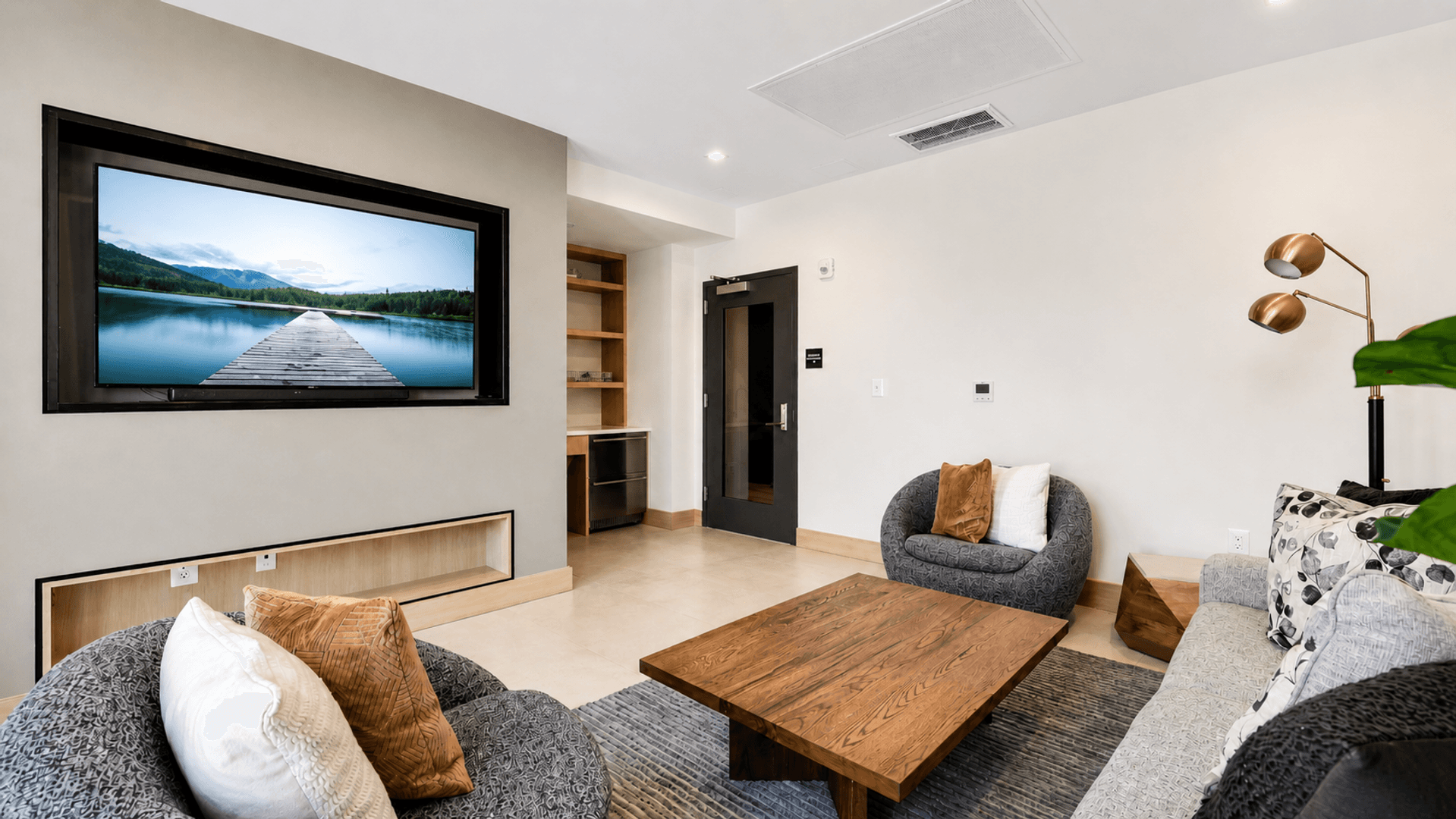 Washington Apartment: 1224 M St NW