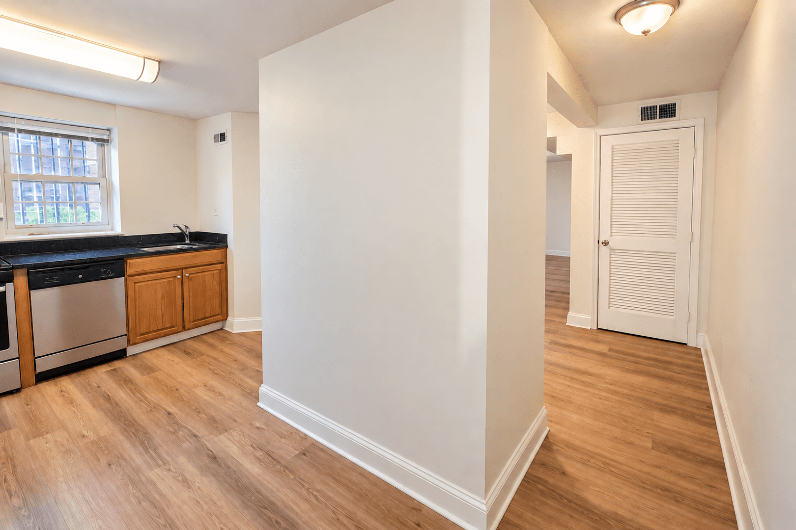 Washington Apartment: 1111 Lamont St NW