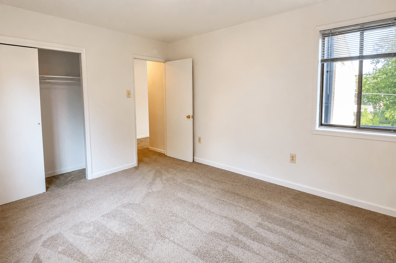 Washington Apartment: 4465 MacArthur Blvd NW