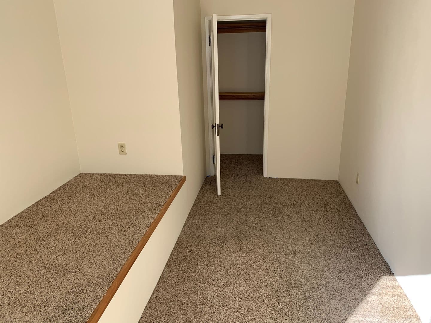 San Diego Apartment: 433 Nutmeg Street
