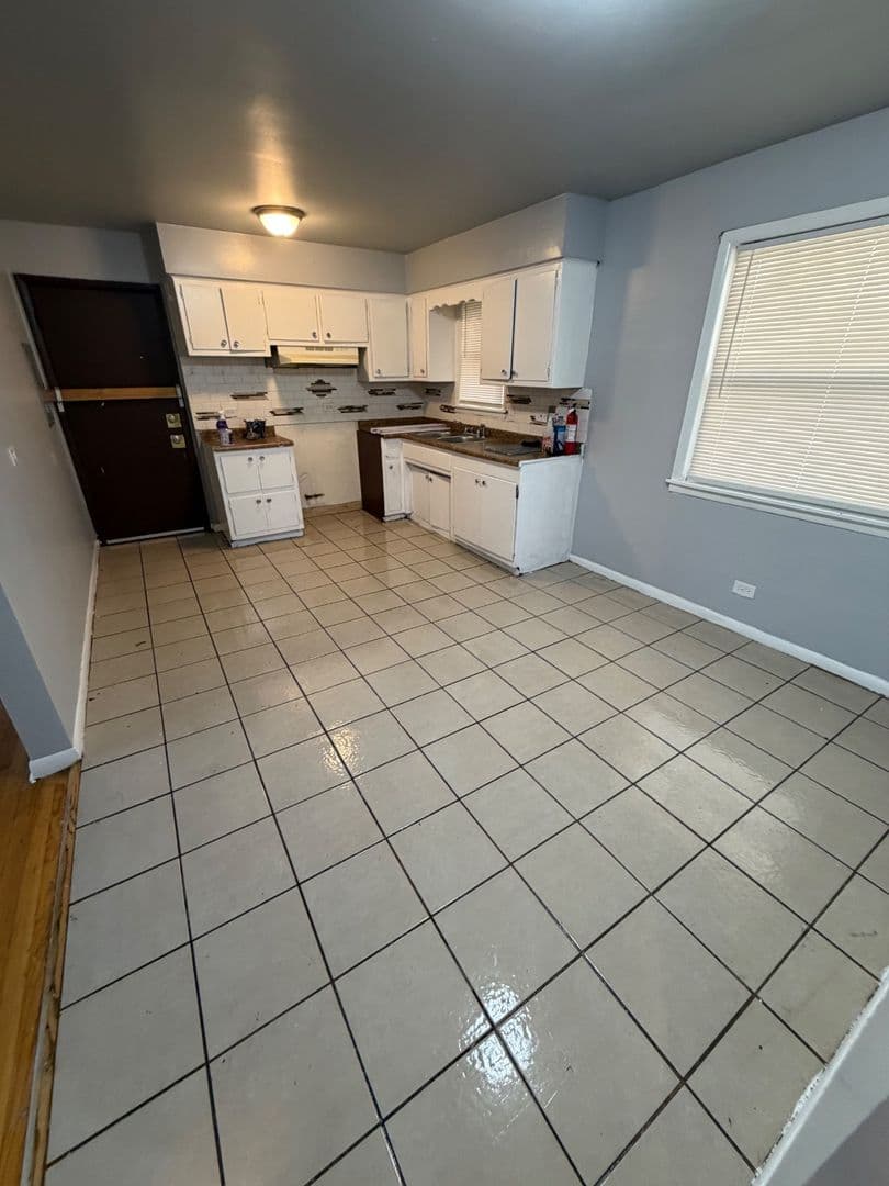 Chicago Apartment: 2104 East 72nd Place