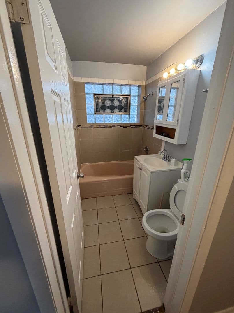 Chicago Apartment: 2104 East 72nd Place