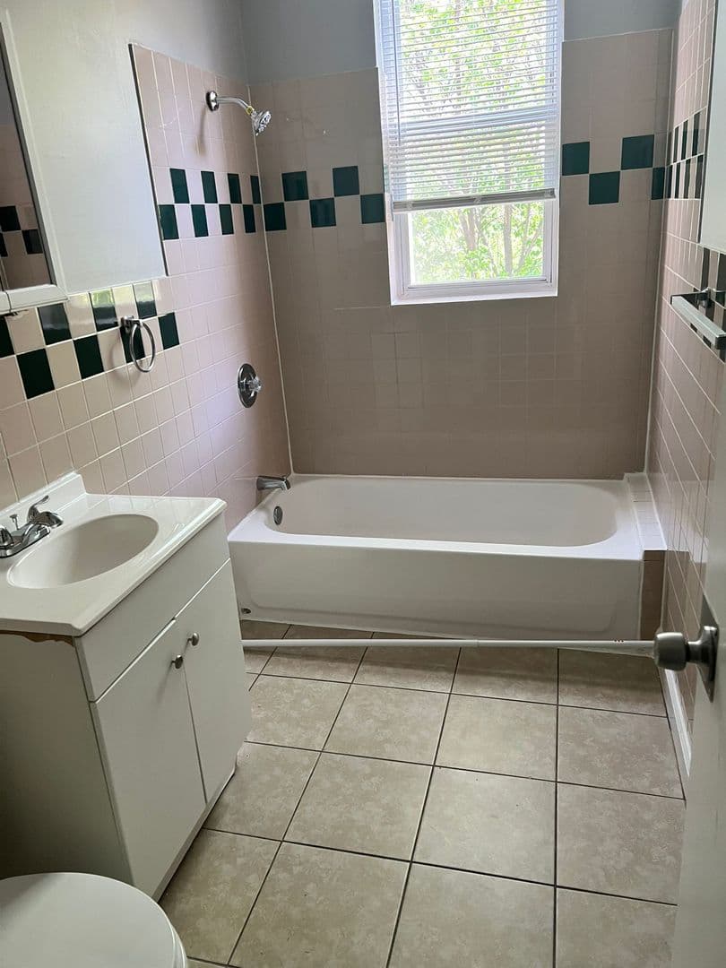 Chicago Apartment: 535 East 67th Street