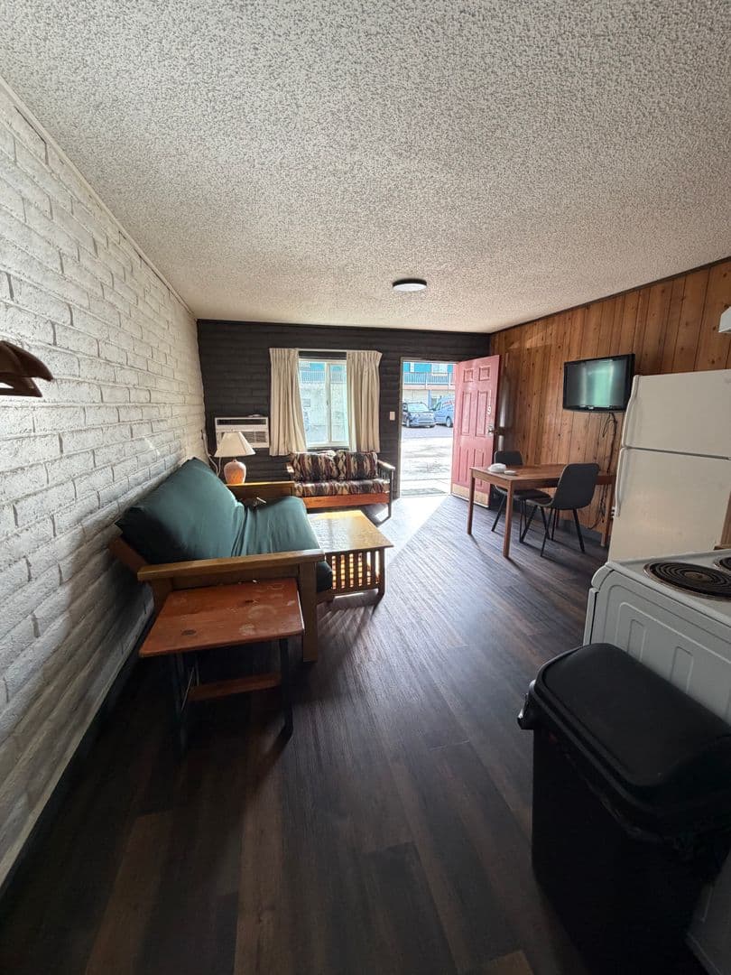 Dolores Apartment: 701 Railroad Avenue