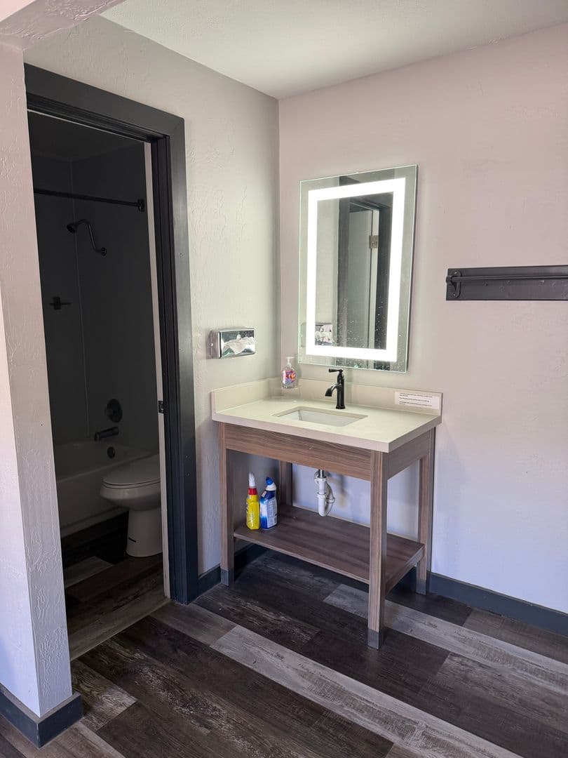 Dolores Apartment: 701 Railroad Avenue