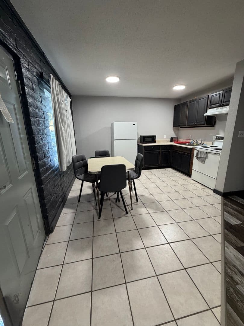 Dolores Apartment: 701 Railroad Avenue