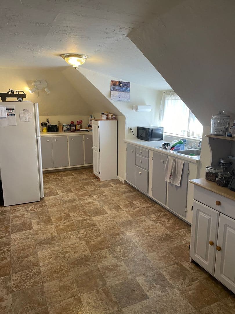 Cortez Apartment: 401 E Arbecam